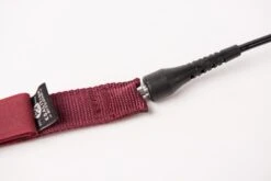 Leash Koalition Burgundy 6′ Comp -Célèbre Surf Magasin 6 0 X 5MM COMP DARK RED BLACK 0 250287 1