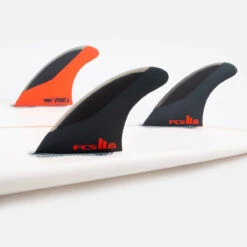Dérives FCS II JS PC MEDIUM CHARCOAL/RED Thruster -Célèbre Surf Magasin FCSII JS TRI INBOARD 1200x